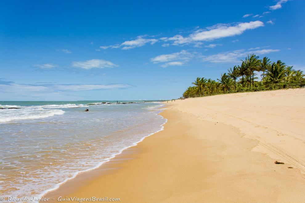 Imagem da lidíssima Praia de Caraiva.